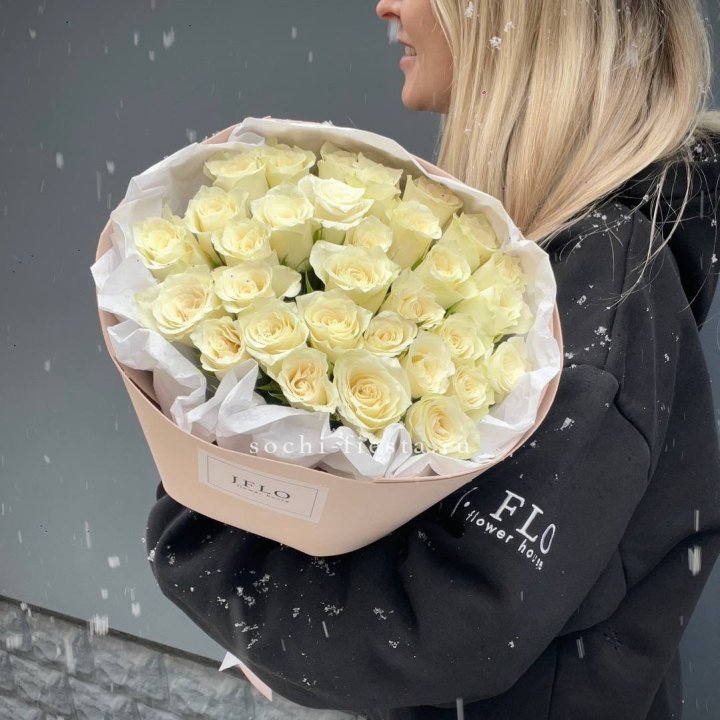 31 белая роза в оформлении в Сыктывкаре