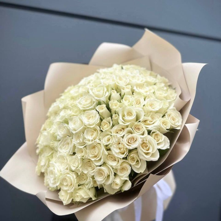 101 белая роза Атена в Сыктывкаре