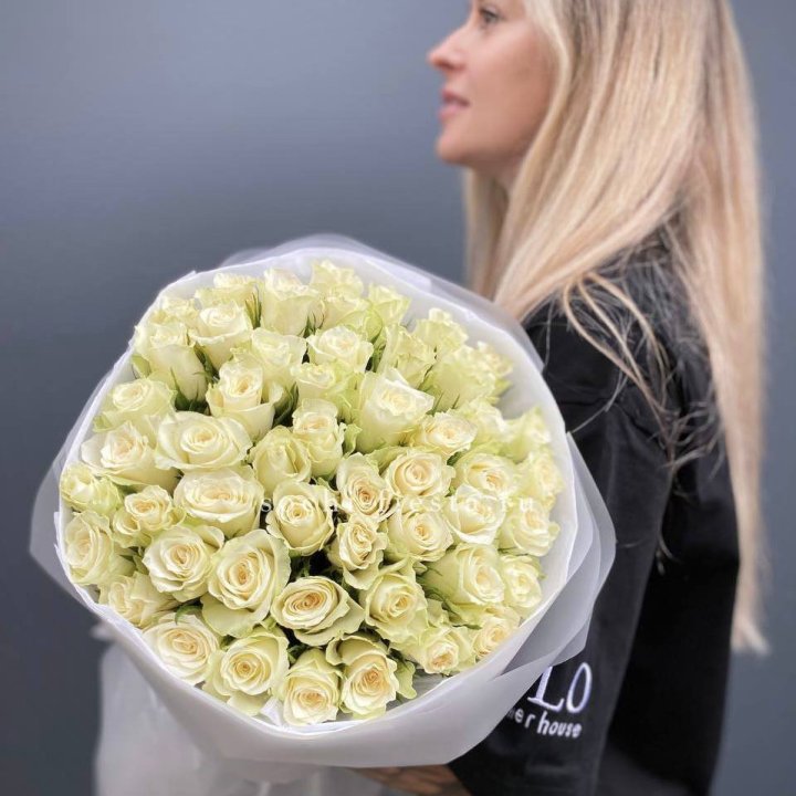 Воздушный букет из 51 белой кенийской розы в Сыктывкаре