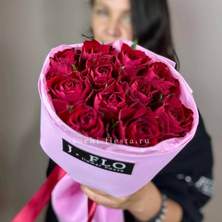 11 красных роз мадам ред в Сыктывкаре