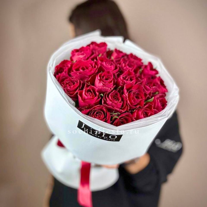 Букет красных роз мадам ред в Сыктывкаре