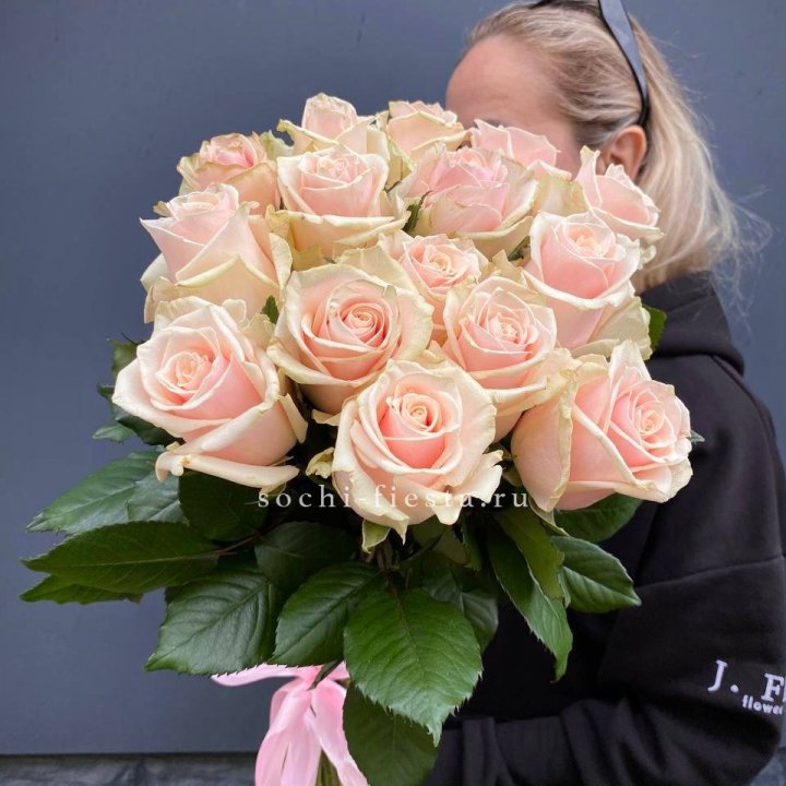 15  кремовых высоких роз в Сыктывкаре