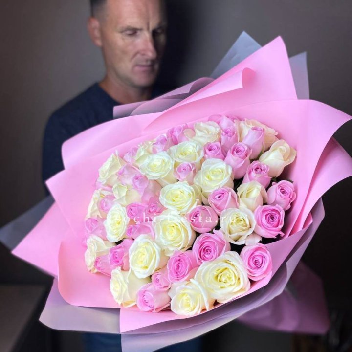 51 белых и розовых роз в Сыктывкаре