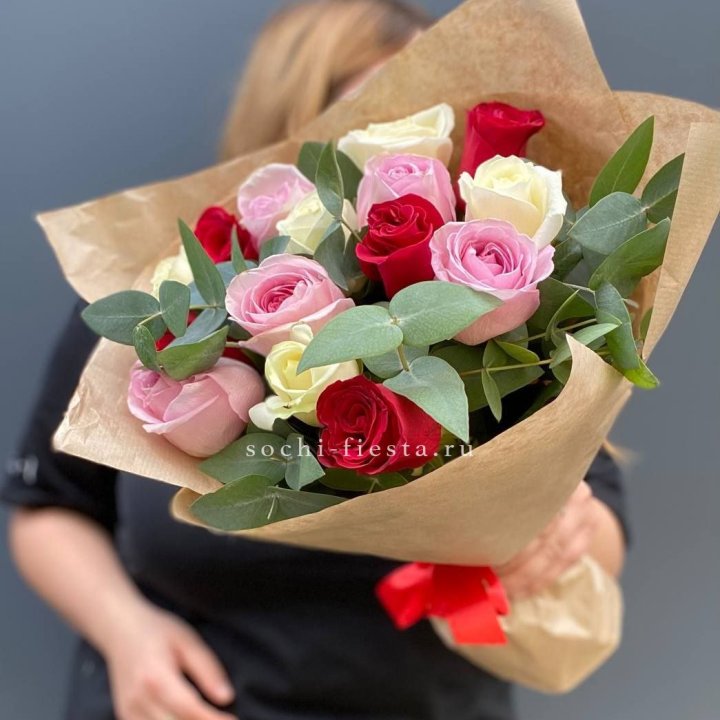 Букет из 15 роз с эвкалиптом в Сыктывкаре