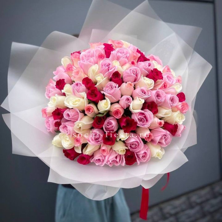 101 разноцветная роза "Карусель" в Сыктывкаре