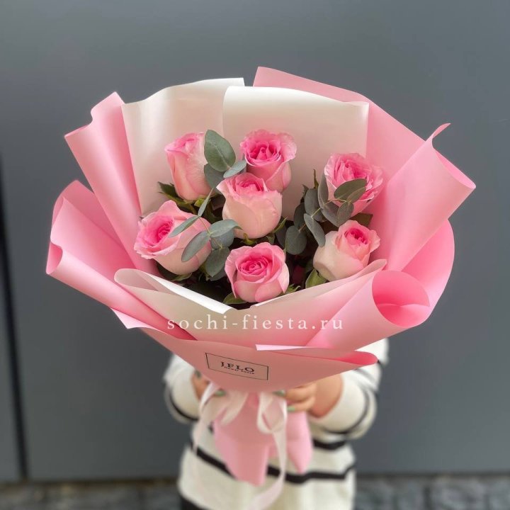 7 роз с эвкалиптом в Сыктывкаре