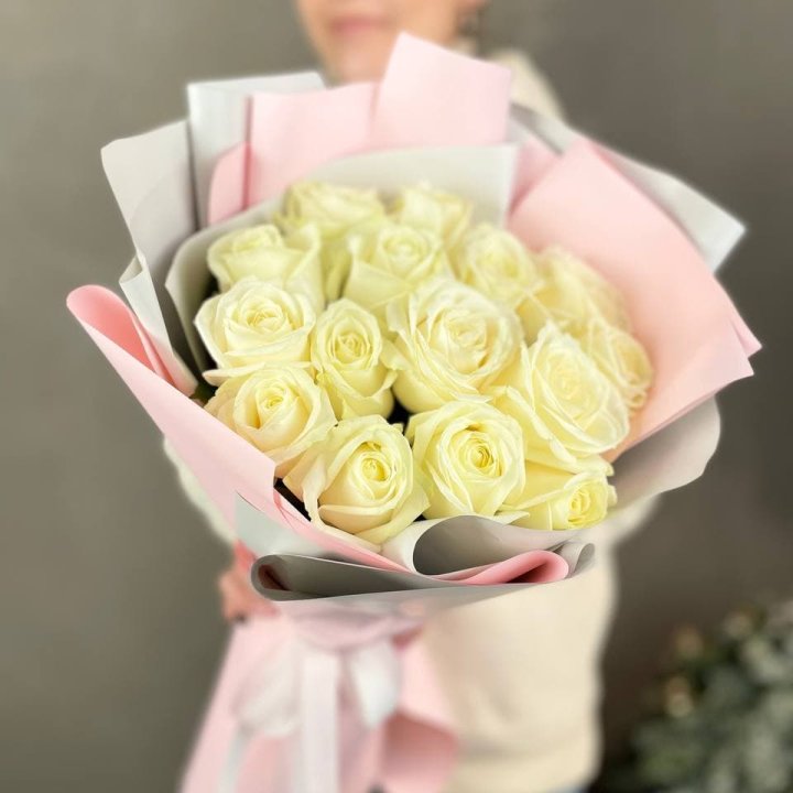 15 белых роз пудра в Сыктывкаре