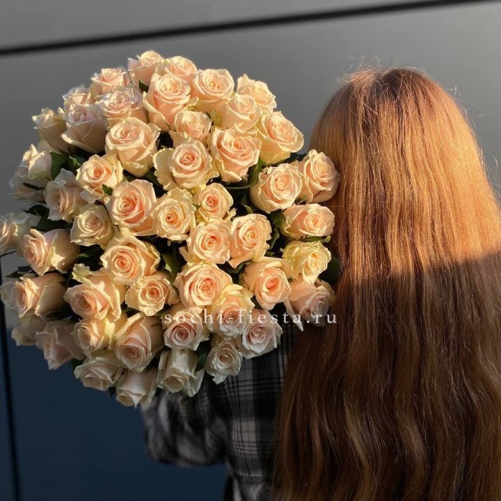 Охапка кремовых роз в Сыктывкаре