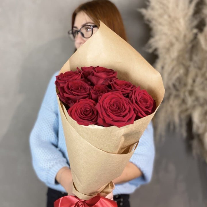 9 красных роз в крафте в Сыктывкаре