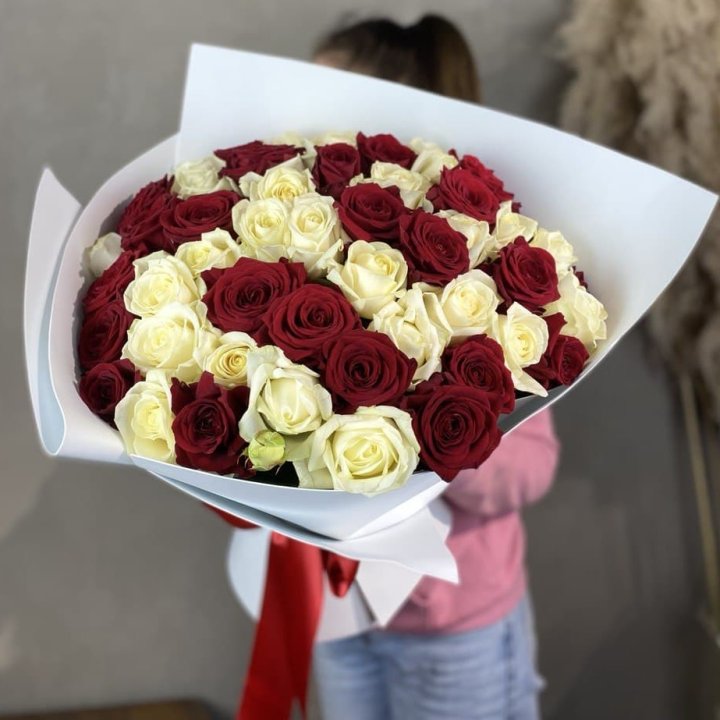 51 красная и белая роза в Сыктывкаре