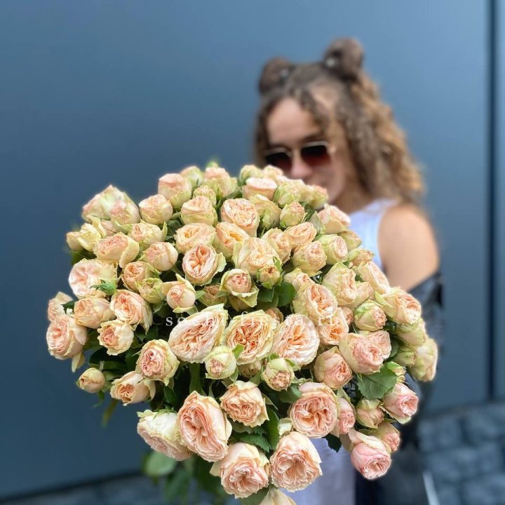 25 пионовидных роз в Сыктывкаре