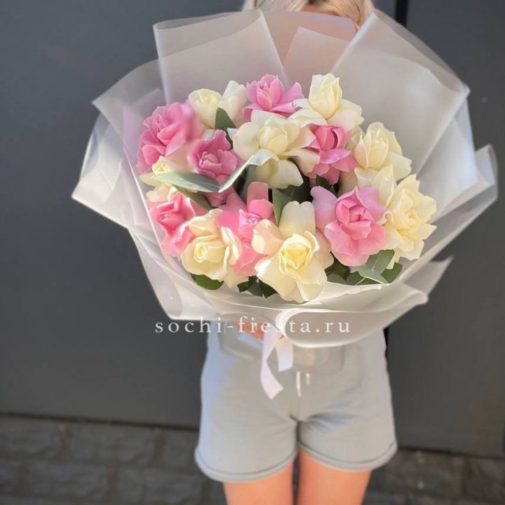 15 бело-розовых роз в Сыктывкаре