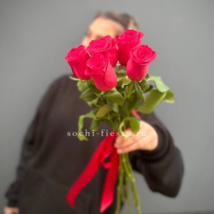 Букет 5 красных роз  в Сыктывкаре