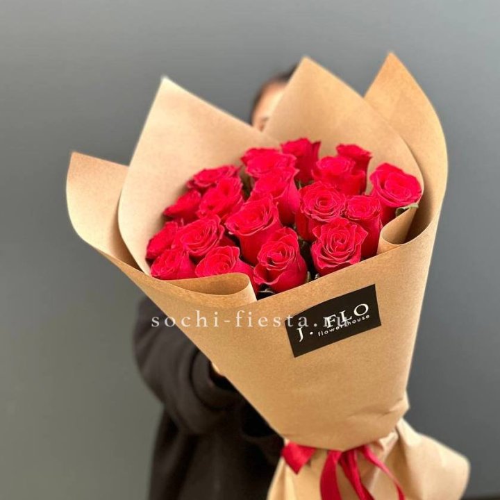19 красных роз в крафте в Сыктывкаре