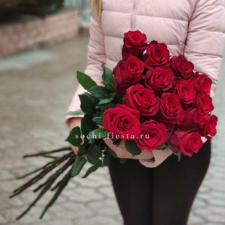 15 высоких красных роз в Сыктывкаре