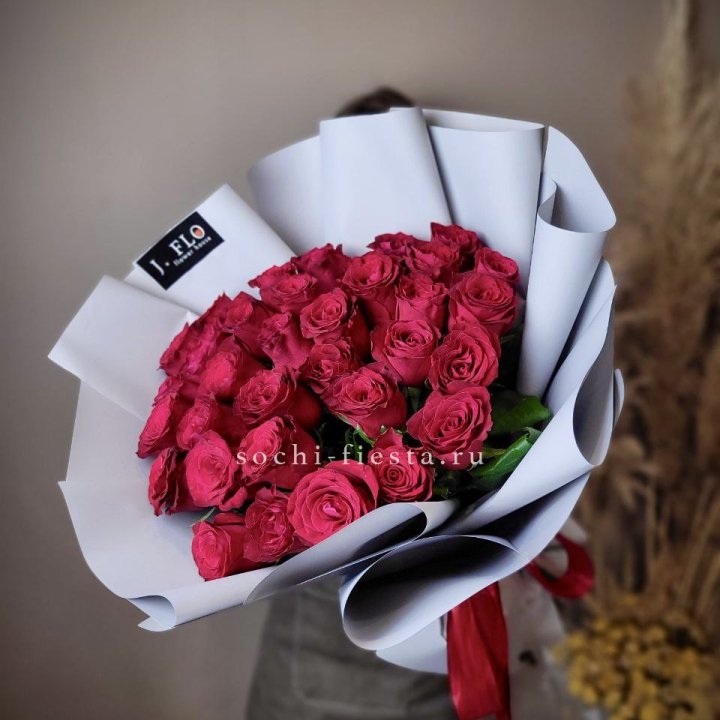 Красные розы 33 шт в Сыктывкаре