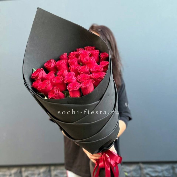 25 высоких красных роз в Сыктывкаре