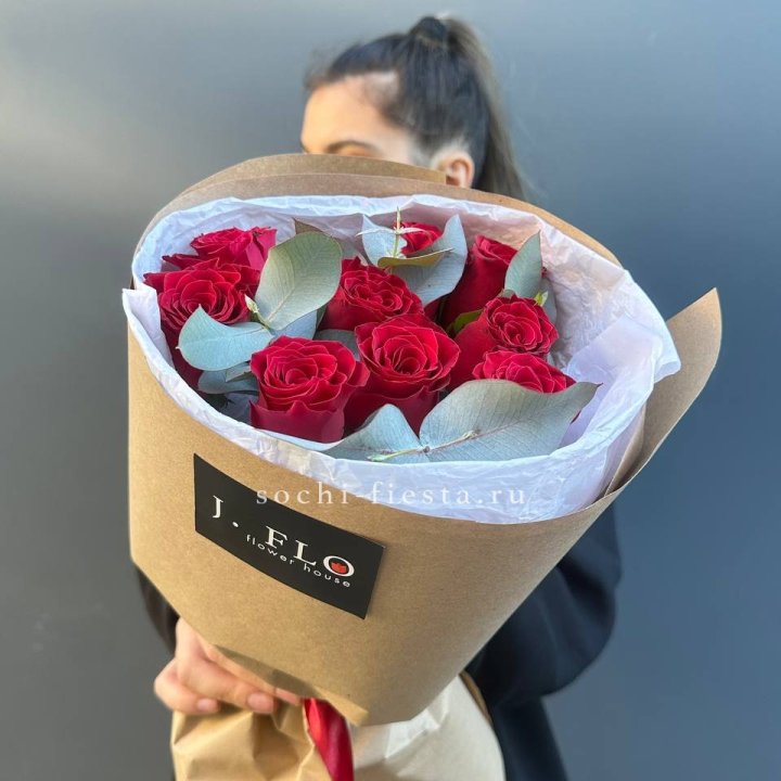 9 роз с эвкалиптом в Сыктывкаре