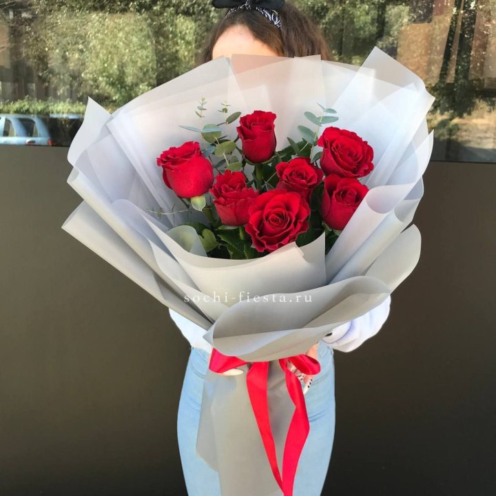 7 красных роз с эвкалиптом  в Сыктывкаре