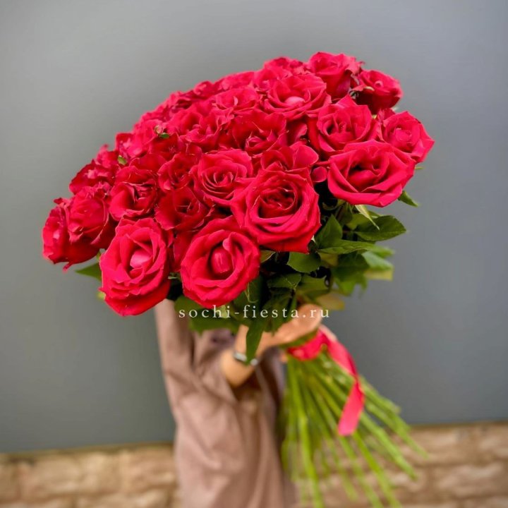 51 высокая красная роза в Сыктывкаре