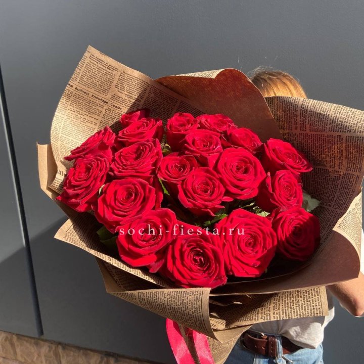 19 красных роз Леди Крафт в Сыктывкаре