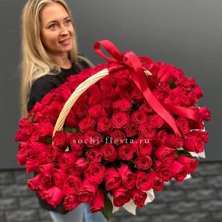 151 красная  роза в корзине в Сыктывкаре