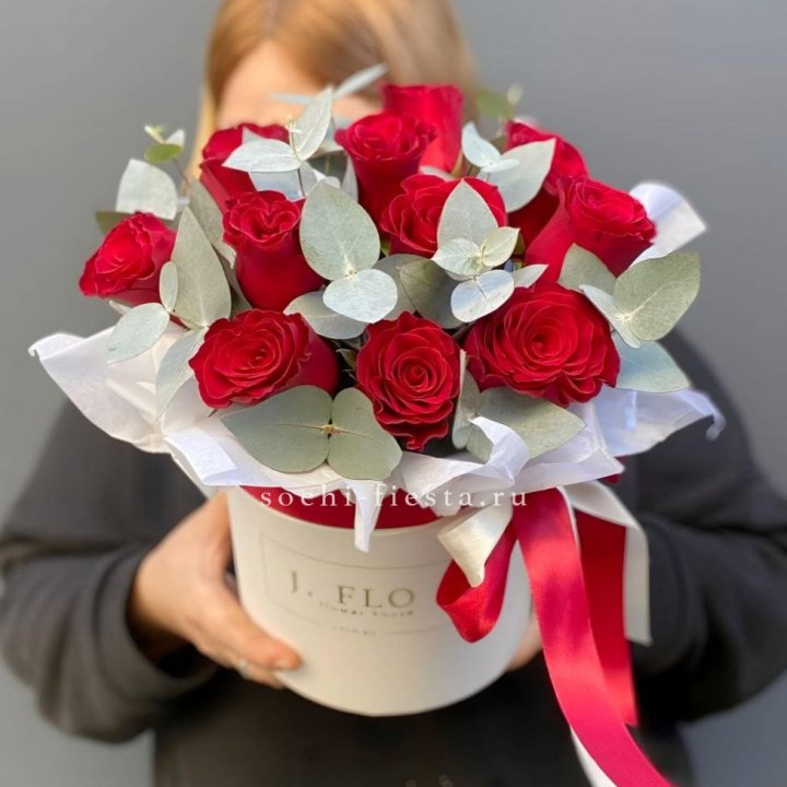 11 роз в шляпной коробке в Сыктывкаре