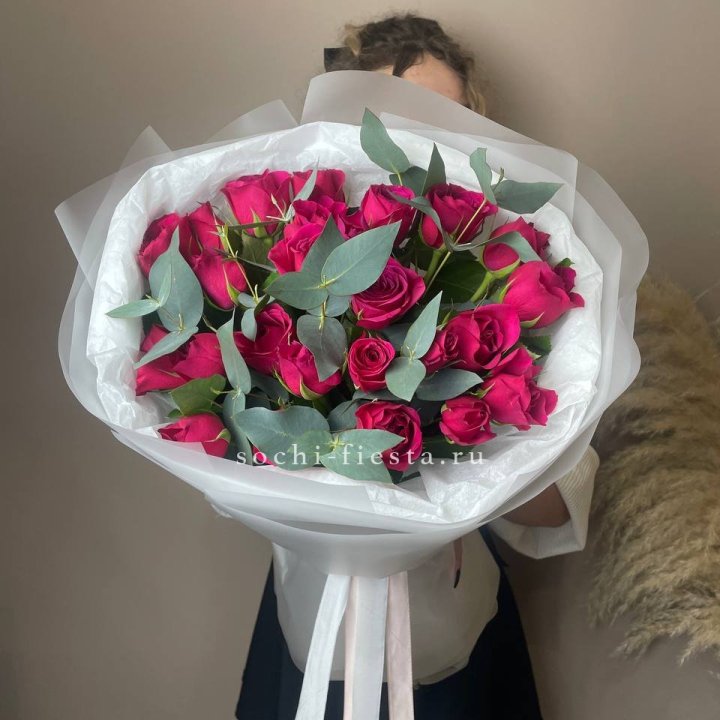 25 малиновых роз с эвкалиптом в Сыктывкаре