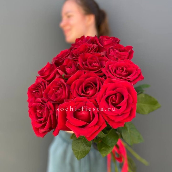 15 красных роз под ленту в Сыктывкаре