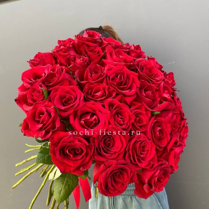 35 красных роз под ленту в Сыктывкаре