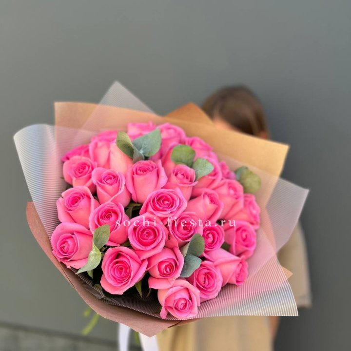 31 розовая роза с эвкалиптом в Сыктывкаре