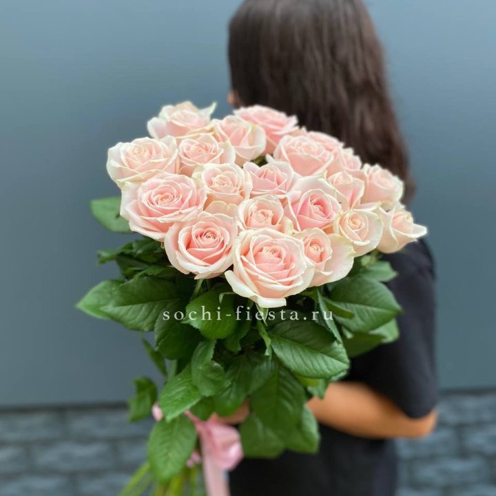 Высокие розовые розы в Сыктывкаре