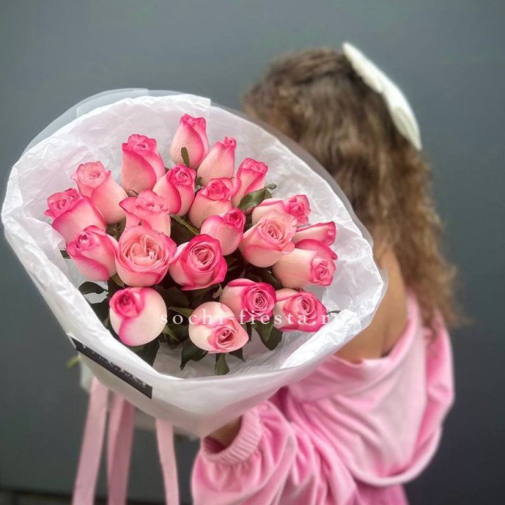 21 розовые розы Венди  в оформлении в Сыктывкаре