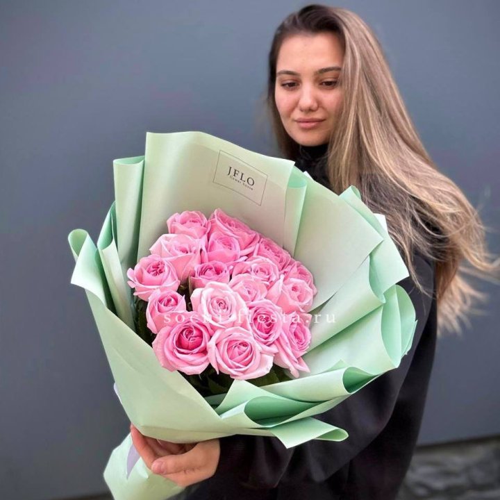 17 розовых роз в Сыктывкаре