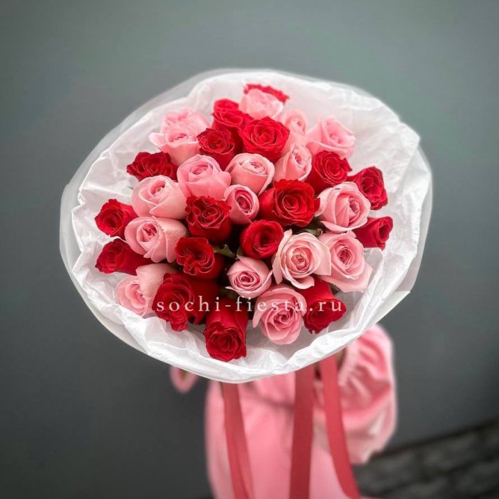 Букет красных и розовых 35 роз в Сыктывкаре