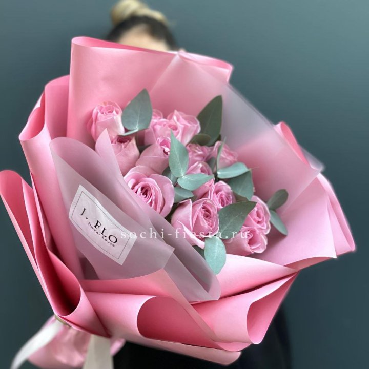 15 Розовых роз с эвкалиптом в Сыктывкаре