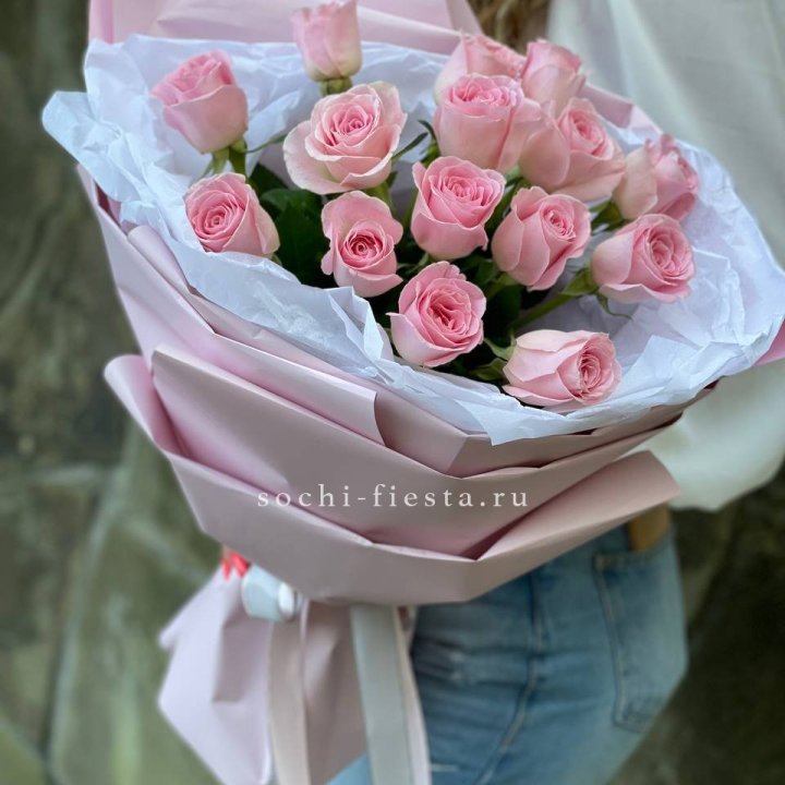 Розовые розы в авторском оформлении в Сыктывкаре