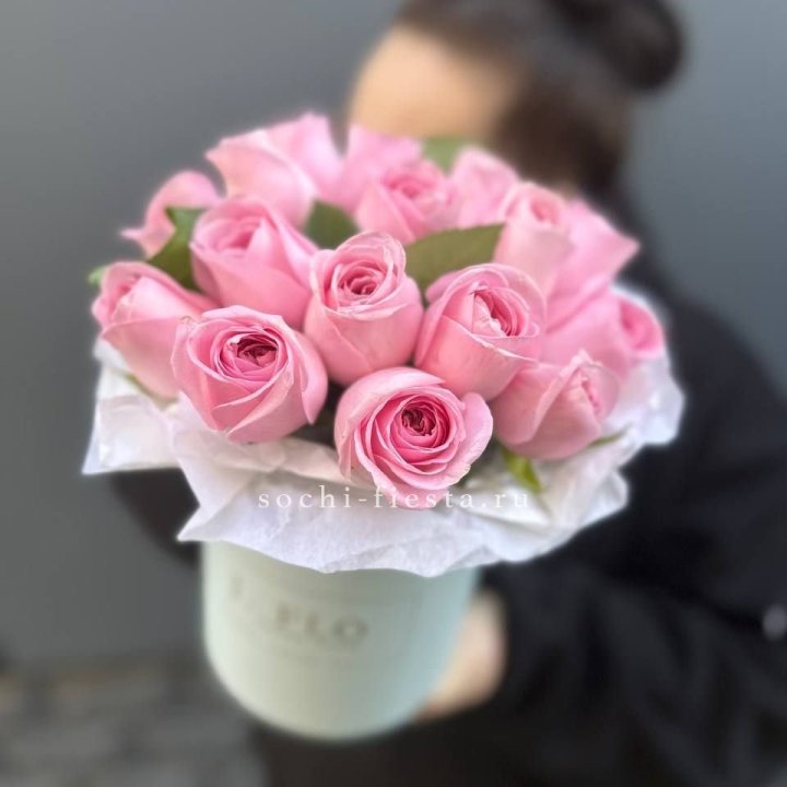 17 розовых роз в цилиндре в Сыктывкаре