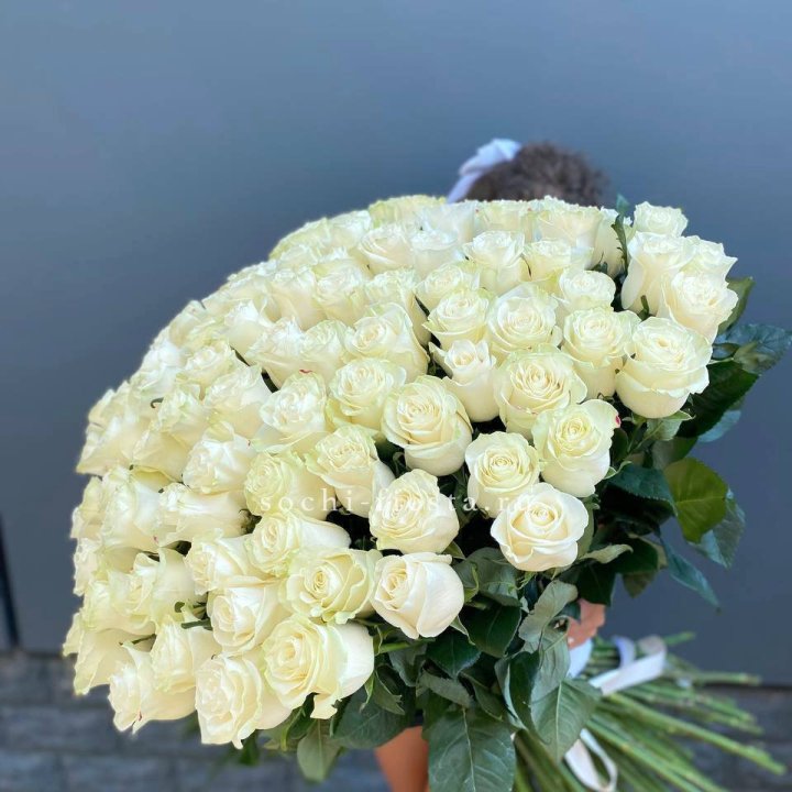 101 белая высокая роза в Сыктывкаре