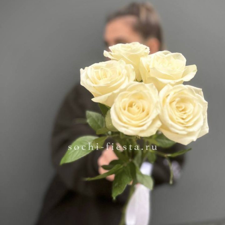 Букет 5 белых роз  в Сыктывкаре