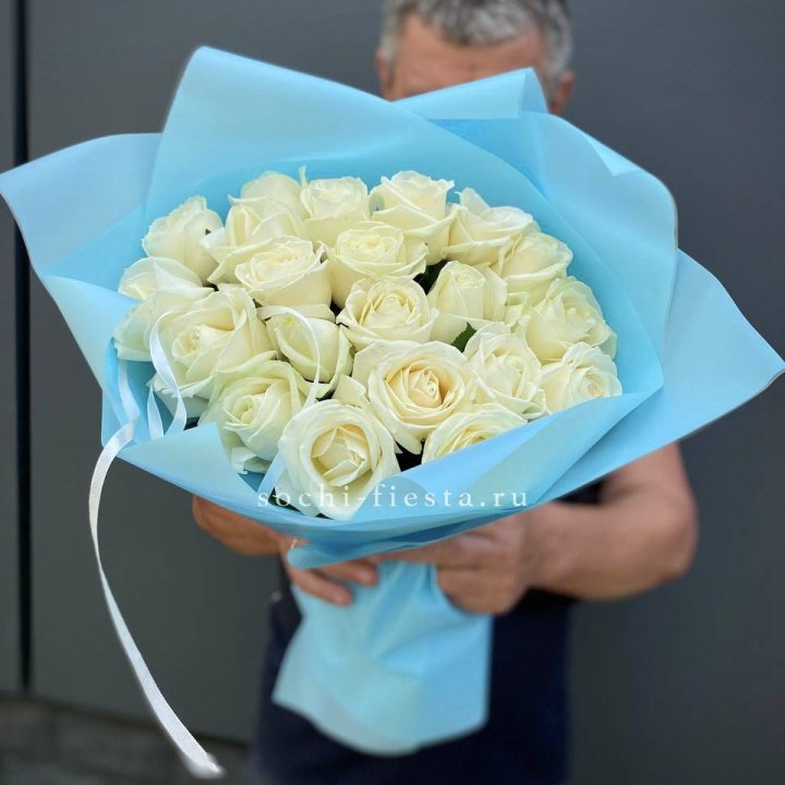 21 белая роза в Сыктывкаре