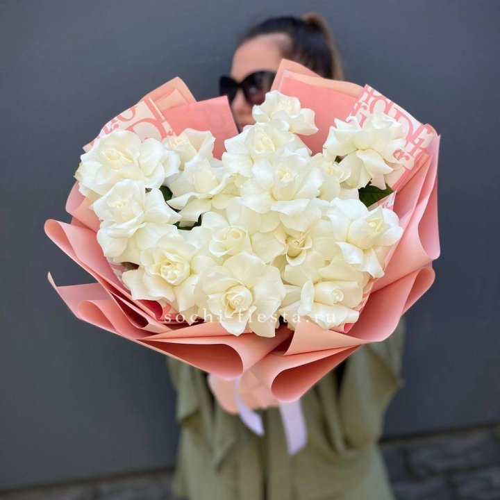 Белые розы "Аморе" в Сыктывкаре