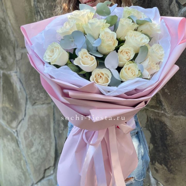 Белые розы в авторском оформлении в Сыктывкаре