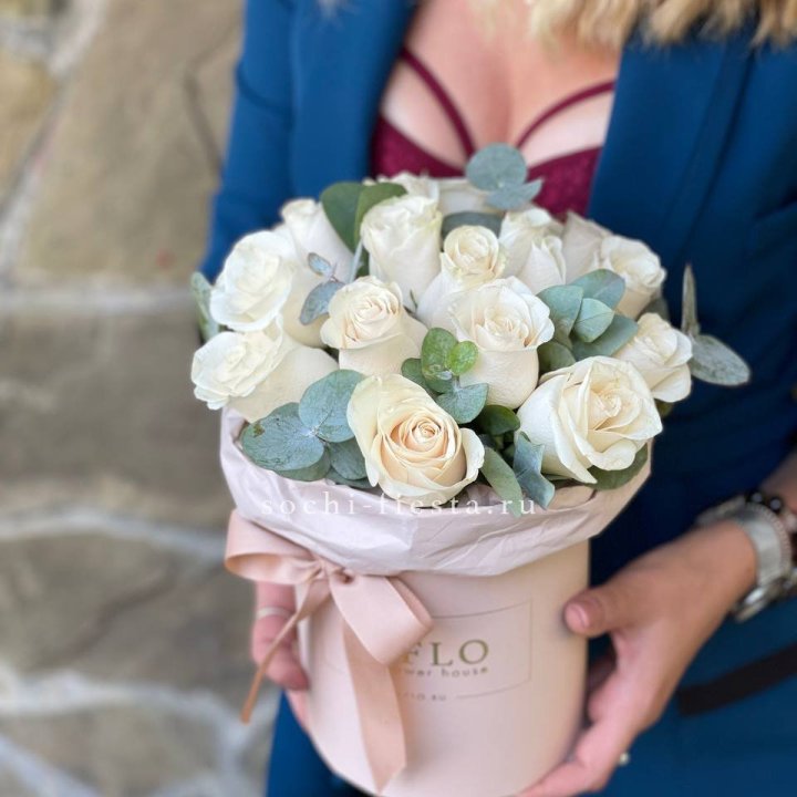 Цилиндр из белых роз в Сыктывкаре