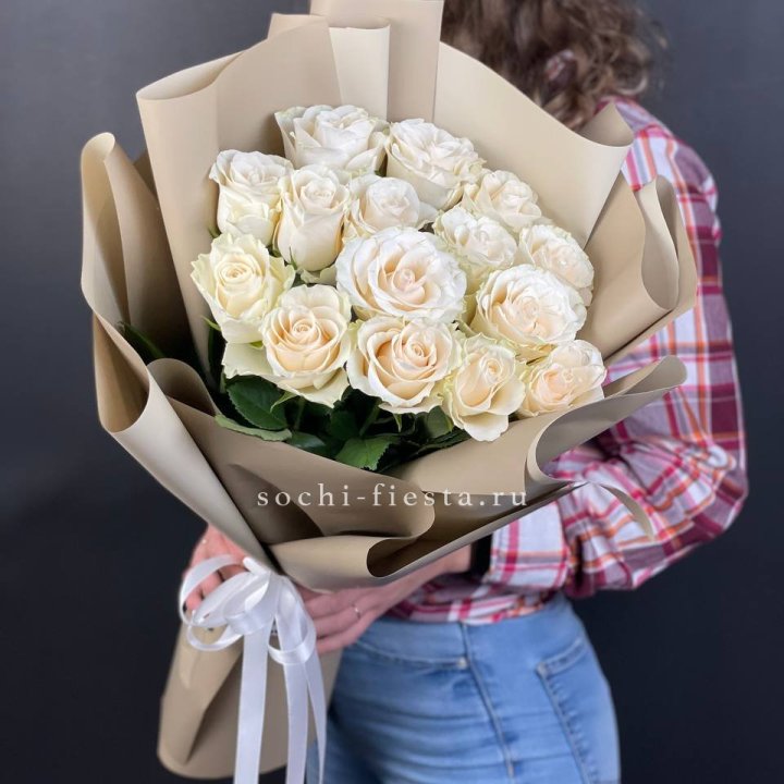 15 белых роз кофе в Сыктывкаре
