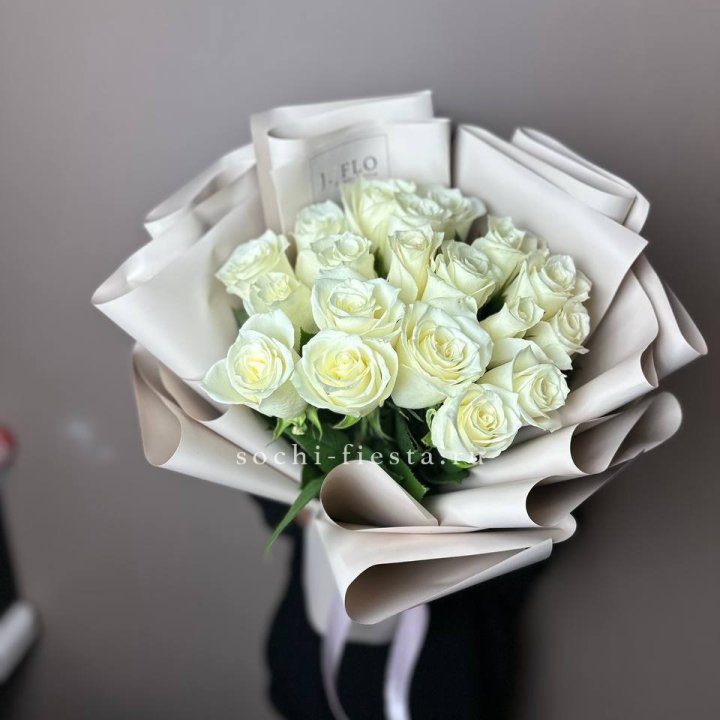 19 белых роз  в Сыктывкаре