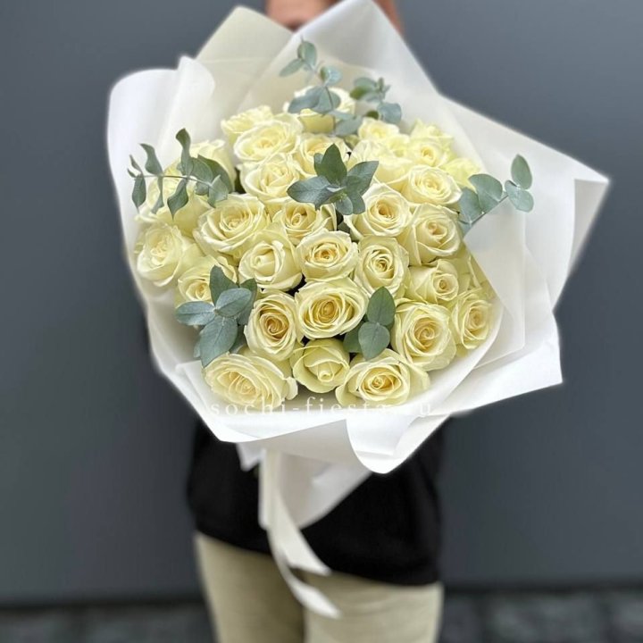 31 белая роза с эвкалиптом в Сыктывкаре