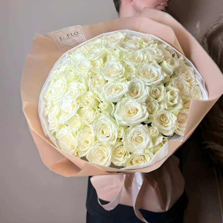 51 белая  роза в оформлении в Сыктывкаре