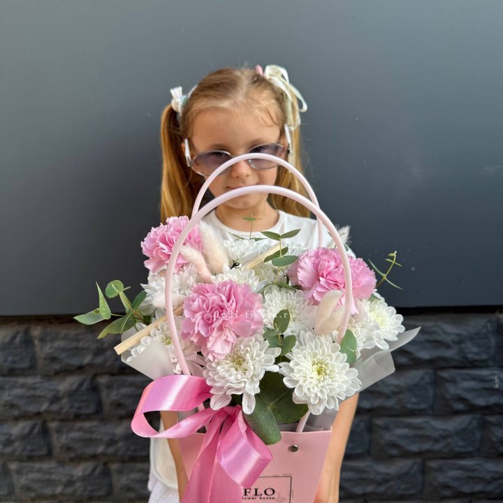 Сумочка из стойких хризантем и диантуса в Сыктывкаре