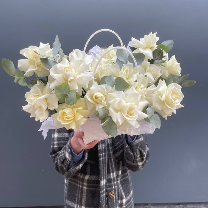 15 белых роз в сумочке в Сыктывкаре